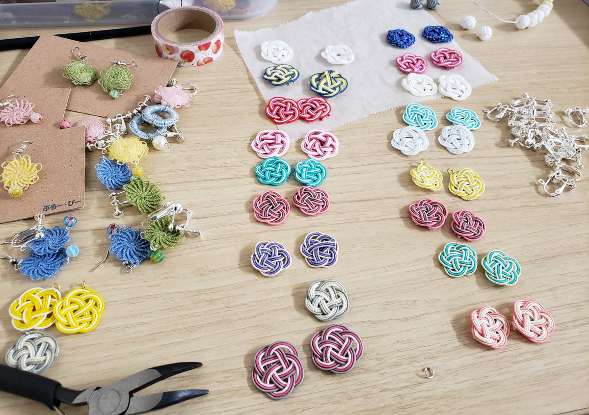 bluebee_s's tweet photo. #つまみ細工 #水引 #レース #編み物 #刺繍 #裁縫 いろんな物を製作しています！

#フォロワー1000以下の一次創作作家応援発掘フェス https://t.co/4snkguLQlI