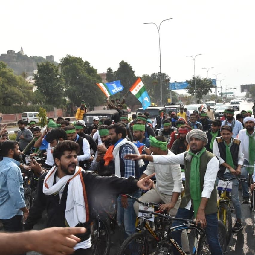 Mahaveergurjar_'s tweet photo. ||किसान छात्र साईकल का आगाज़ हो चुका हैं।
छात्रों ने ठाना हैं काले कानूनों को वापस करवाना हैं||
#StudentsWithFarmers #NSUIWithVTUStudents
@Nsui__Rajasthan @nsui @Neerajkundan @_gurjotsandhu https://t.co/VQDHLI229P