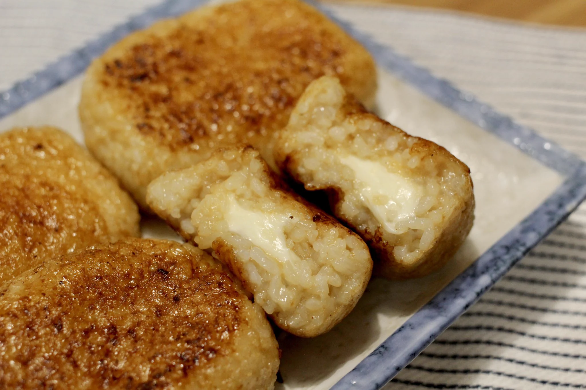 モッチモチ焼きおにぎりにのび〜るモッチモチ焼きおにぎり。おもちレシピがおいしそう。