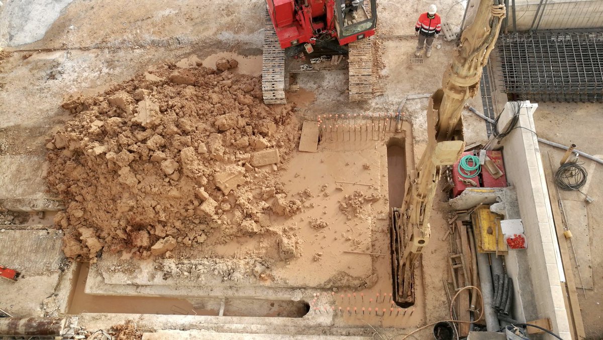 pantallax's tweet image. Recién empezado el ańo!! Continuamos con la construcción del foso para un matadero de aves.