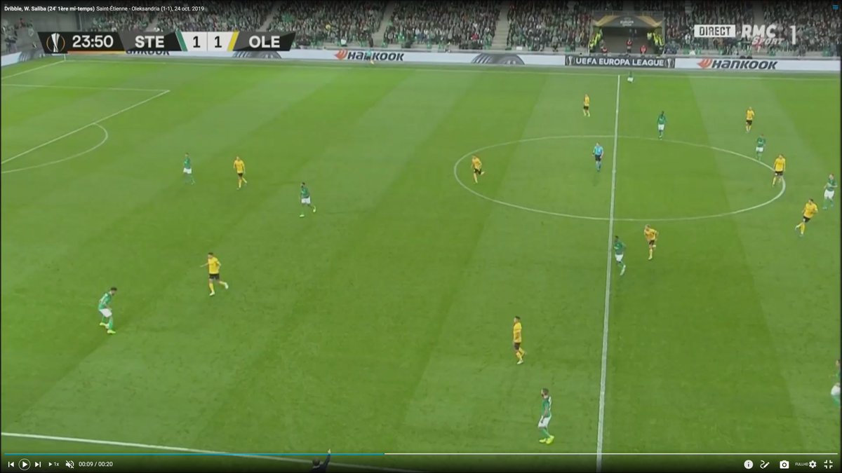 Ici il préfère aller jusqu'à réaliser un demi-tour contact sur le presseur plutôt que d'envoyer une balle au retrait.Sa confiance et sa qualité de pied lui permet de sortir (presque) toujours indemne de ces prises de risque, et d'ouvrir des lignes de passes progressives.