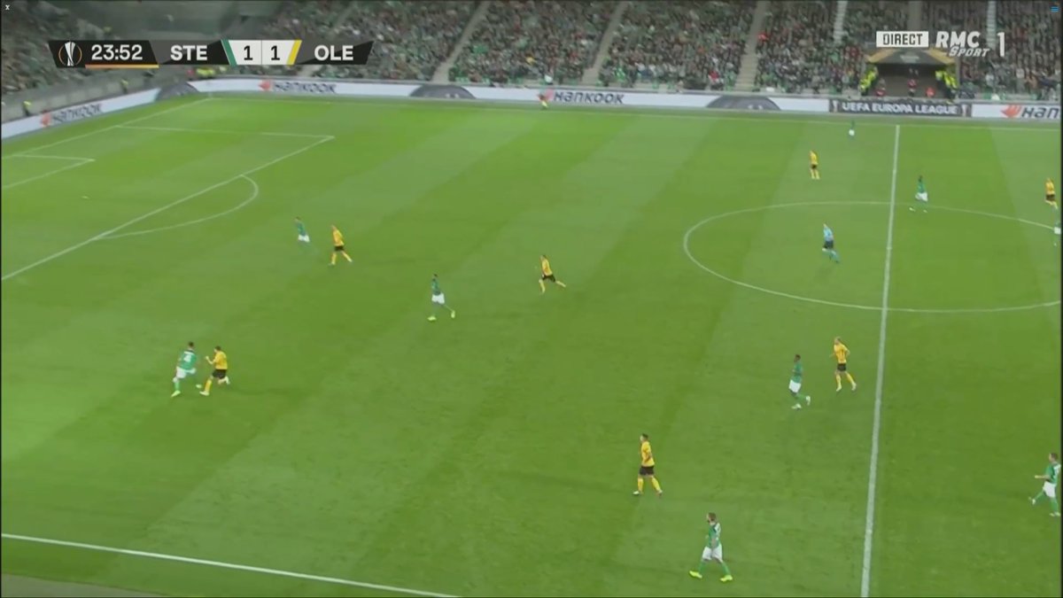 Ici il préfère aller jusqu'à réaliser un demi-tour contact sur le presseur plutôt que d'envoyer une balle au retrait.Sa confiance et sa qualité de pied lui permet de sortir (presque) toujours indemne de ces prises de risque, et d'ouvrir des lignes de passes progressives.