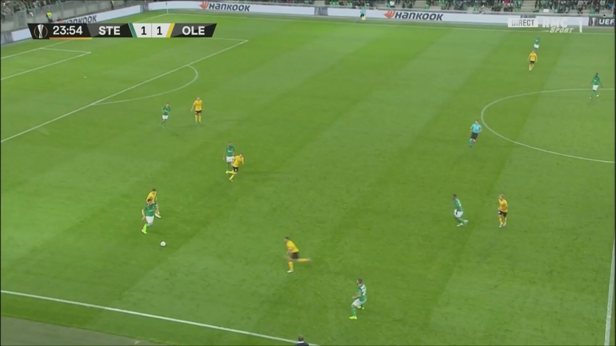 Ici il préfère aller jusqu'à réaliser un demi-tour contact sur le presseur plutôt que d'envoyer une balle au retrait.Sa confiance et sa qualité de pied lui permet de sortir (presque) toujours indemne de ces prises de risque, et d'ouvrir des lignes de passes progressives.