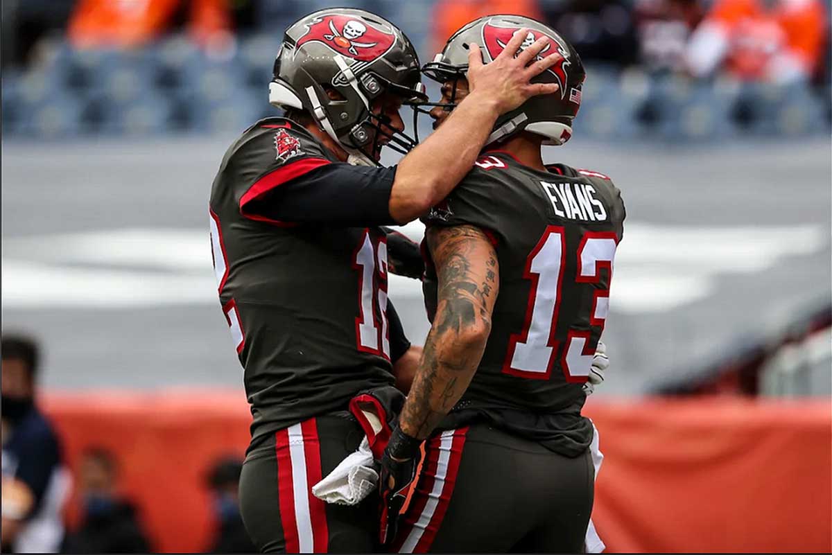  #Buccaneers WR Mike Evans became the first player in NFL history to open his career with seven straight 1,000 receiving yard seasons. @RandyMoss held the previous record of 6.