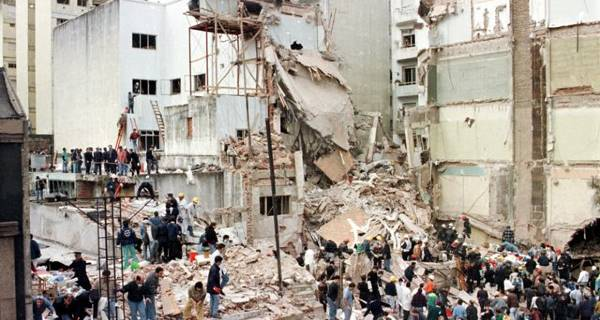 On the 18 of July 1994, the AMIA building was bombed in a suicide attack. 85 innocent people died in the bombing, and to this day no one has been declared guilty of this crime. If you want to learn more about the AMIA bombing I recommend this video: 