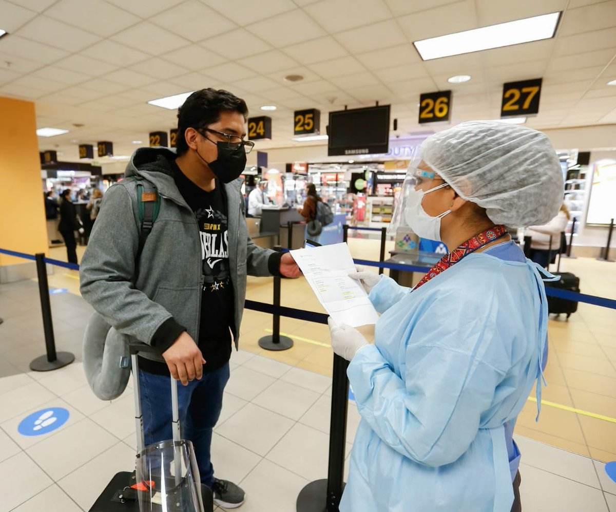 En el aeropuerto Jorge Chávez, personal del Ministerio de Salud y la Sanidad Aeroportuaria coordinaron acciones para dar cumplimiento de la cuarentena obligatoria de 14 días de todos los pasajeros llegados del extranjero.