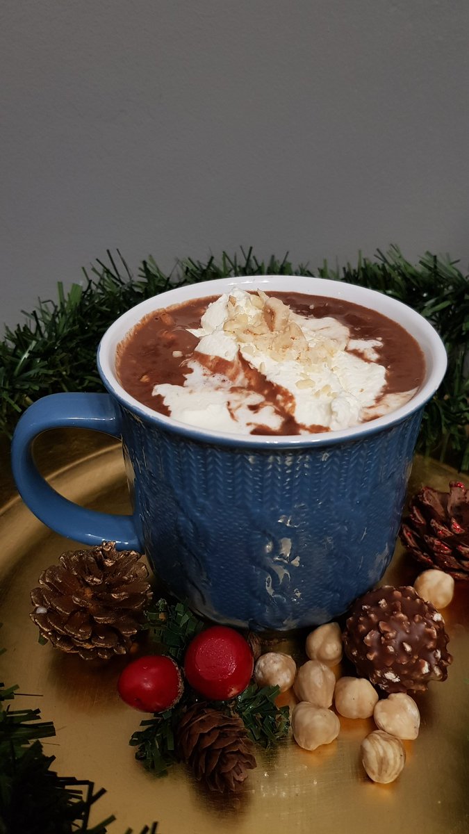 FlandePoster's tweet photo. Hola Flanes!!!
Listos para el siguiente #HotChocolate? 😏
Hoy la versión casera de los #FerreroRocher o chocolate de avellanas
#NextTwit https://t.co/zgryfN4VYH