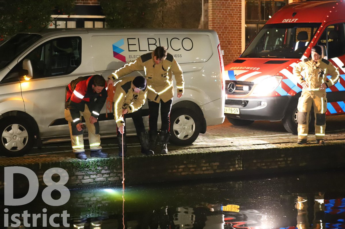 RedactieD8's tweet photo. Langs de gracht aan het #Achterom in #Delft heeft een automobilist tijdens het uitstappen zijn sleutels laten vallen in het water. De duikers van kazerne Delft hebben met een sterke magneet de sleutelbos snel uit het water gevist. https://t.co/vb8vYrYkcY