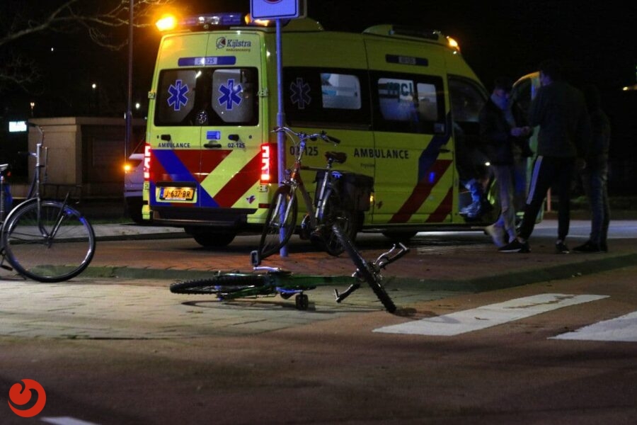Fietser gewond door botsing met auto - DRACHTEN – Een fietser is maandagmiddag gewond geraakt door een aanrijding met een auto op de Zonnedauw. Het ongeval gebeurde... -..