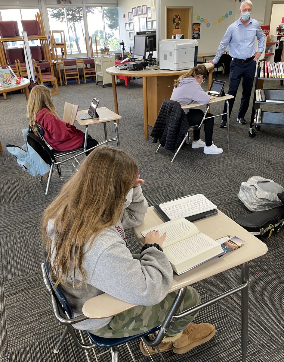 LsimonovskiL's tweet photo. Start a new year with a new book! Mrs. Ciaffone’s class selected great books for independent reading. Good start for a new year, guys! #fpmknights @FPMKNIGHTS @ChrisRenner18 @MrsCiaffone @sully_teamELA https://t.co/RCc294Y95g