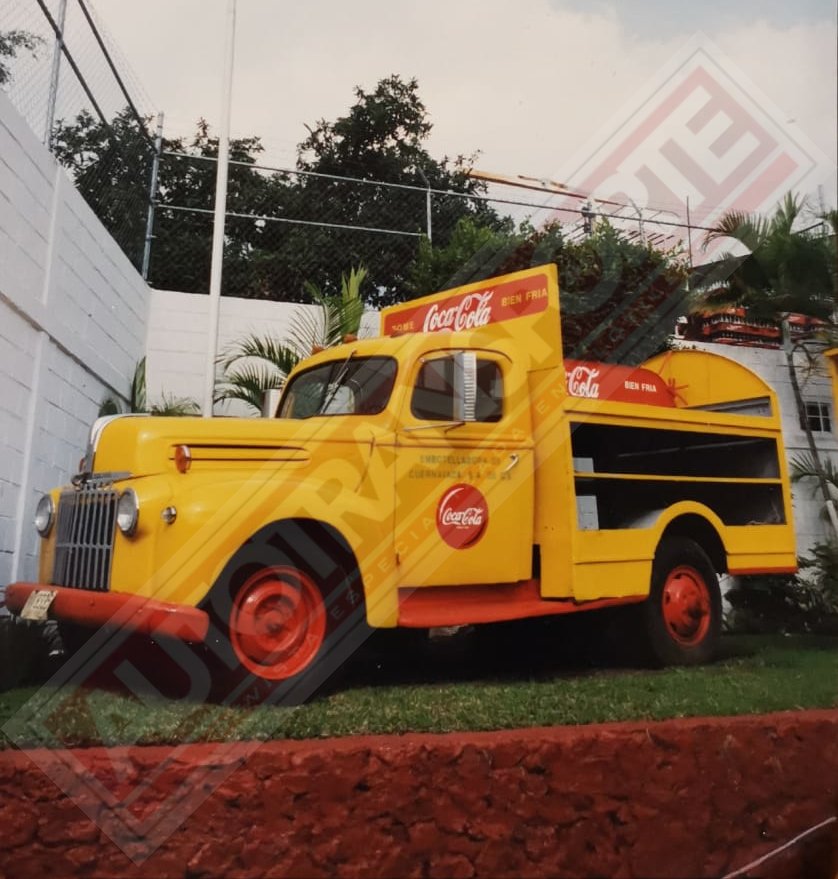 RevistaAT2000's tweet photo. #LunesRetro 
Empezamos el día y el año con este camión repartidor de @CocaColaMx. ¡Una verdadera reliquia!
#Autotransporte #RevistaAutotransporte #Camiones #Trucks #Caminhoes #CamionesAntiguos #VehículosAntiguos #AncientVehicles #CocaCola #Instafoto https://t.co/aMLJdzhUtF