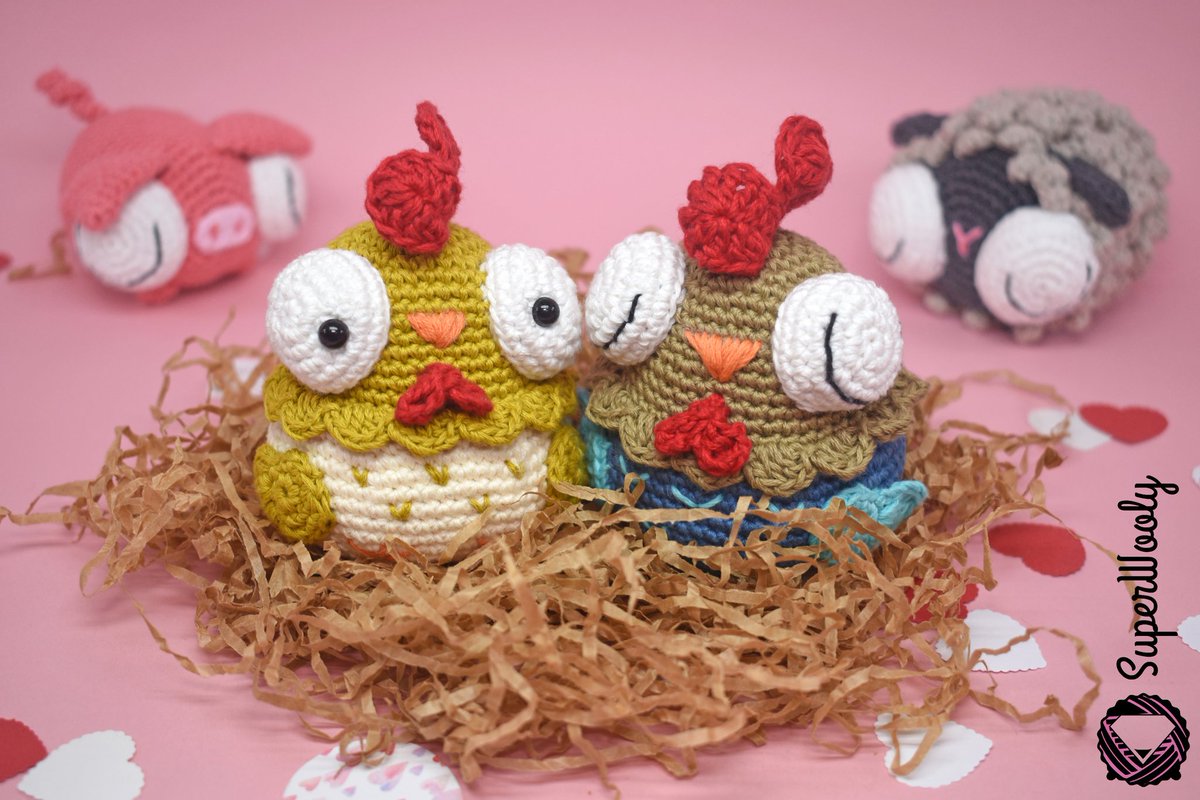 Super_Wooly's tweet photo. Catalina y Rodrigo están la mar de calentitos en su granja.🐓🐔
Usé los ovillos de amigurumis de CASASOL que tienen una gama de colores estupenda para darle el color que prefieras. 🌈
Si quieres el patrón para hacerte una buena sopa lo tienes en la REVISTA TRICOTAR EN CASA. https://t.co/dNU2csQQwA