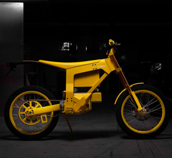 EngElecMotCo's tweet photo. Voila - a yellow cake @Pharrell π The team @ridecake took up the challengeπ For more info on Cake bikes and to book a demo https://t.co/8sN3ikVKt9 @CarChargedUK @humanrace #cake #yellowcake #humanrace #iamother #ridecake #ebike #electricmotorcycle #challenge #EVs #customized https://t.co/f0gYfDMaSa