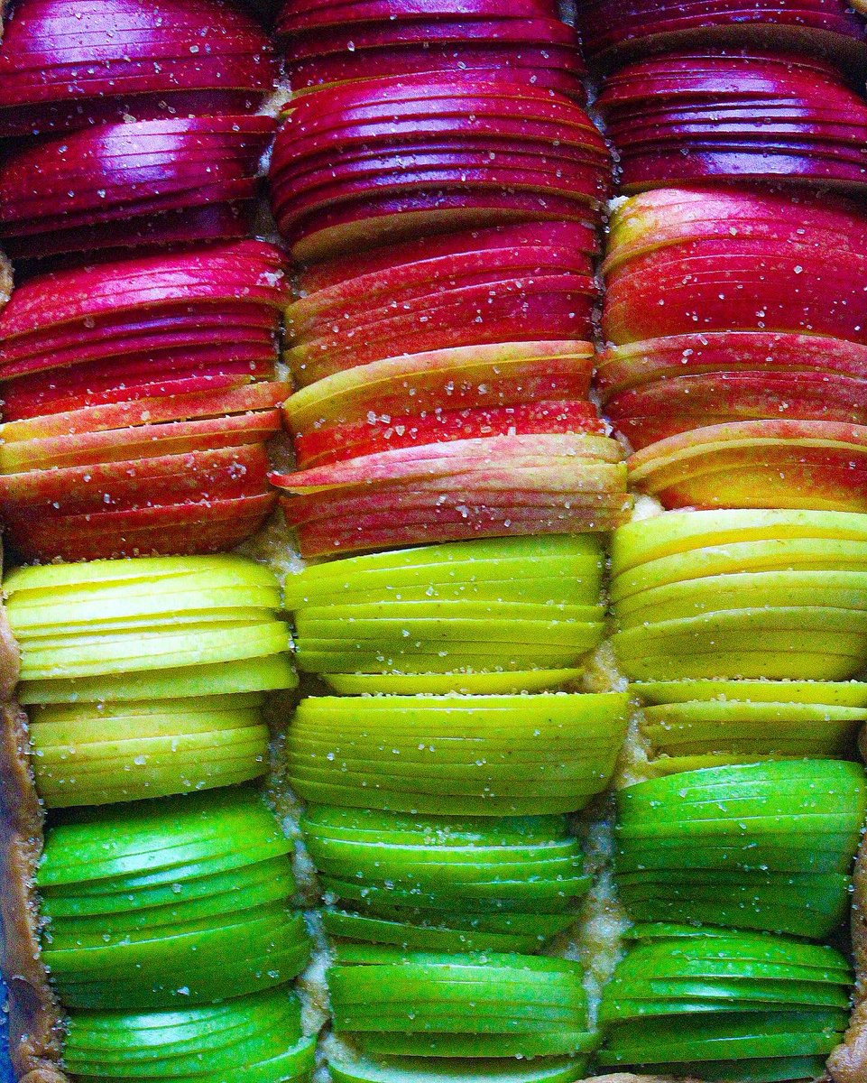 Vegan rainbow apple galette. Shortcrust pastry made using spelt flour &amp; coconut sugar🍎💚🌱👩🏾‍🍳