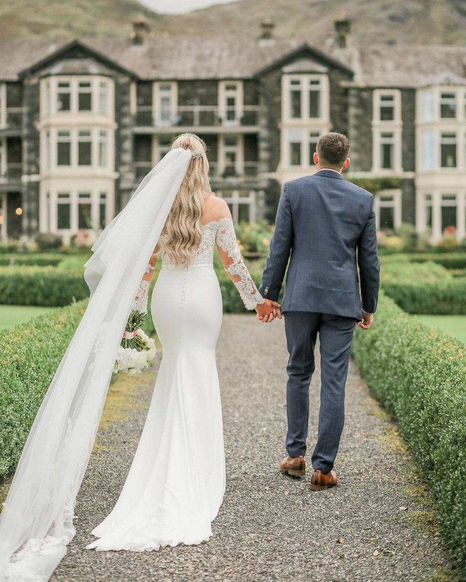 Walking into 2021 with new love and memories to make💗
Happy New Year everyone✨🎉
__________
👰 @_jenna.weir
📸 @helenrussellphotography
