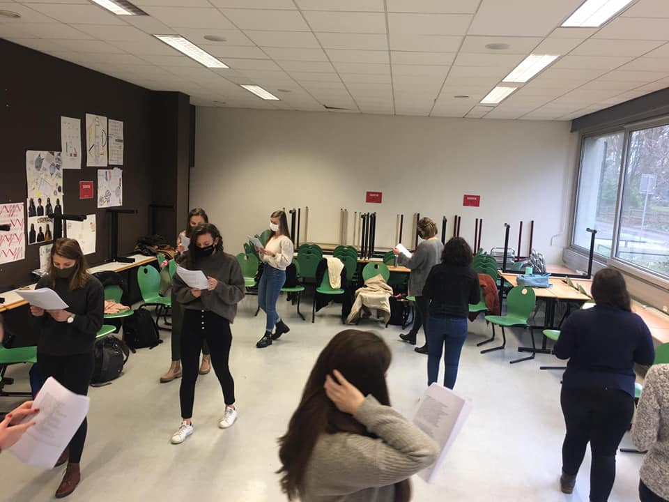 ITIRI_RI's tweet photo. [ #BACK TO SCHOOL 📚] 

Aujourd’hui c’est la #rentrée et nos #étudiants ont repris les cours en ligne ! Quelques promos RI se sont retrouvées ce matin à l’ITIRI sur dérogation pour leur cours de prise de parole. Un plaisir de les retrouver ! Bonne rentrée à tous ! https://t.co/bLwbevpH2G
