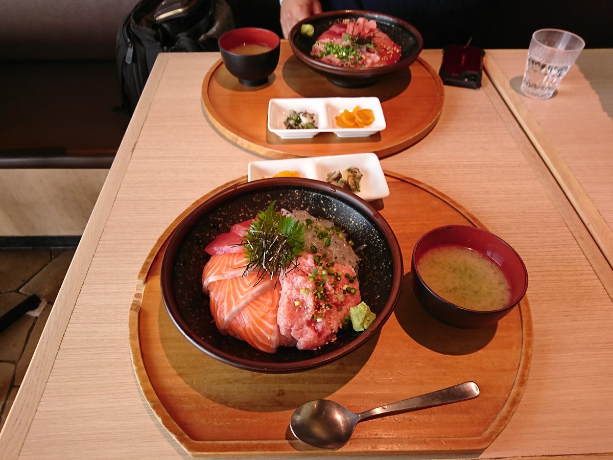 到着は12時頃。沼津 みなと新鮮館内、魚問屋 千漁家さんにて頂きました。アジフライも頼みましたが、美味でした