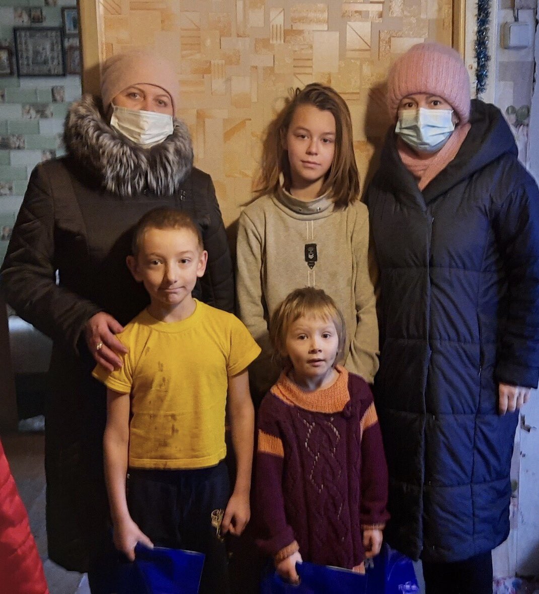 Партийцы  МО #Вичугскийрайон поздравили многодет.семью из д.Сошники с Новым годом и Рождеством!Деткам,которых в семье пятеро,были переданы сладкие подарки от Председателя Совета Вичугского района,члена фракции #ЕдинаяРоссия Галицкова Василия Алексеевича #ВолонтерскийЦентр37