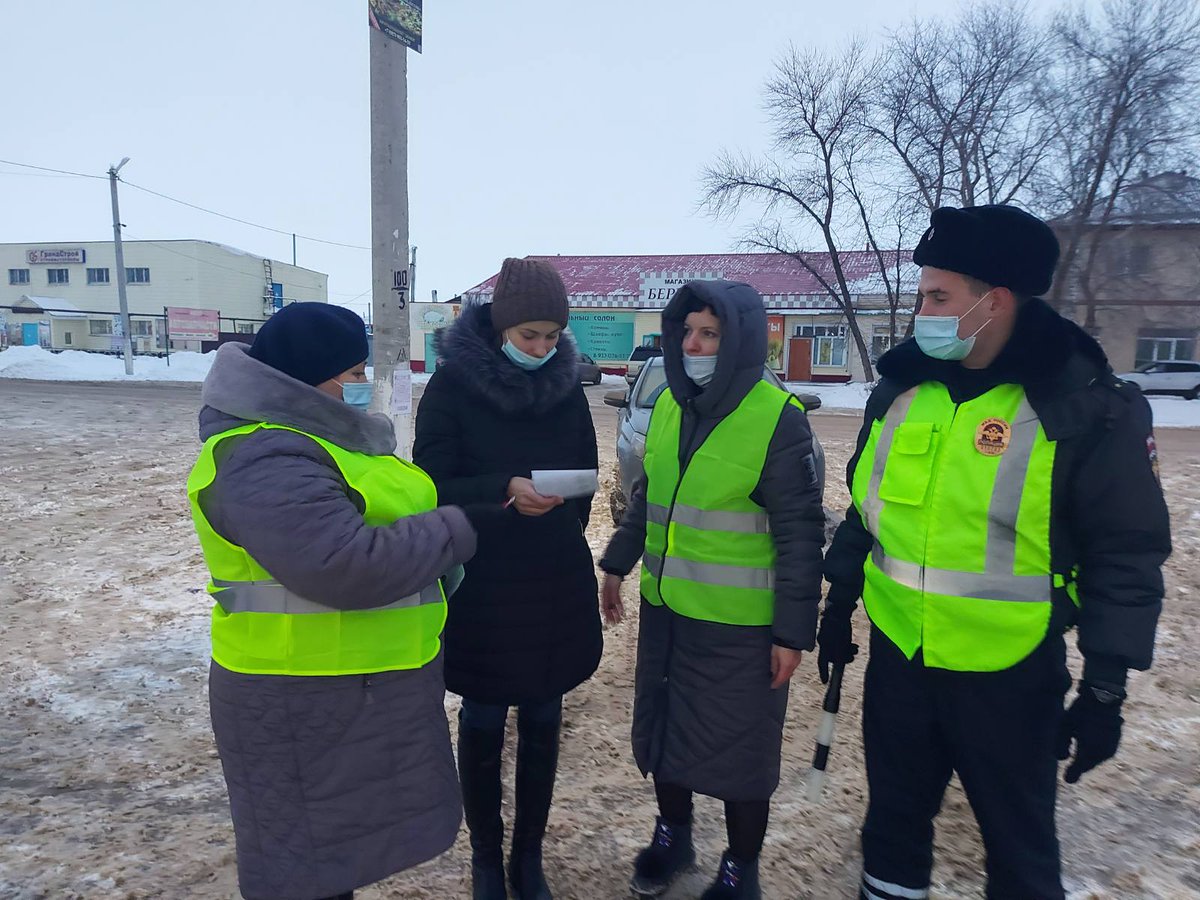 В рамках профилактической акции "Внимание дети! Зимние каникулы!",совместно с инспектором ГИБДД Грецовым С. Ю. проведено мероприятие "родительский патруль"