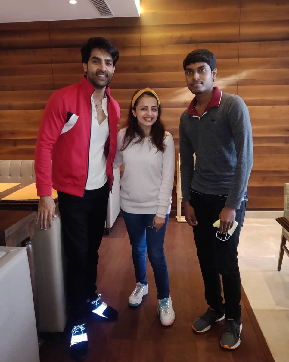 Fouziya38909805's tweet photo. Besties Together, Lovely Smile & fans meet at cutiepie @shrenuparikh11 with @adhvik_mahajan #Beautiful pics of New Year, happy to see you #ShrenuParikh #beautiful #cuteandsweet #prettiestshrenu #adorabletogether #beautifulsmile #awesomebeauty
#thanks for sharing @igautamhrithik https://t.co/xZtQzQO76z