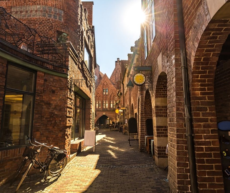 Brema, Germania 🇩🇪
•
•
•
#bremen #bremencity #bremenerleben #bremenistschön #brema #germany🎅 
🤶 #architecturelovers 
💛 #cityview #architectures🔝#aroundtheworld 💛  💛 #repost