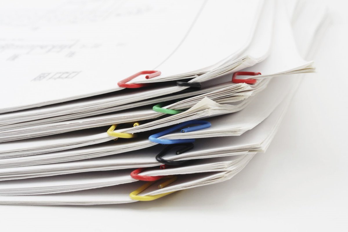 Документы без фона. Бухгалтерские папки. Documents up. Фон для документа. Документы в руках.