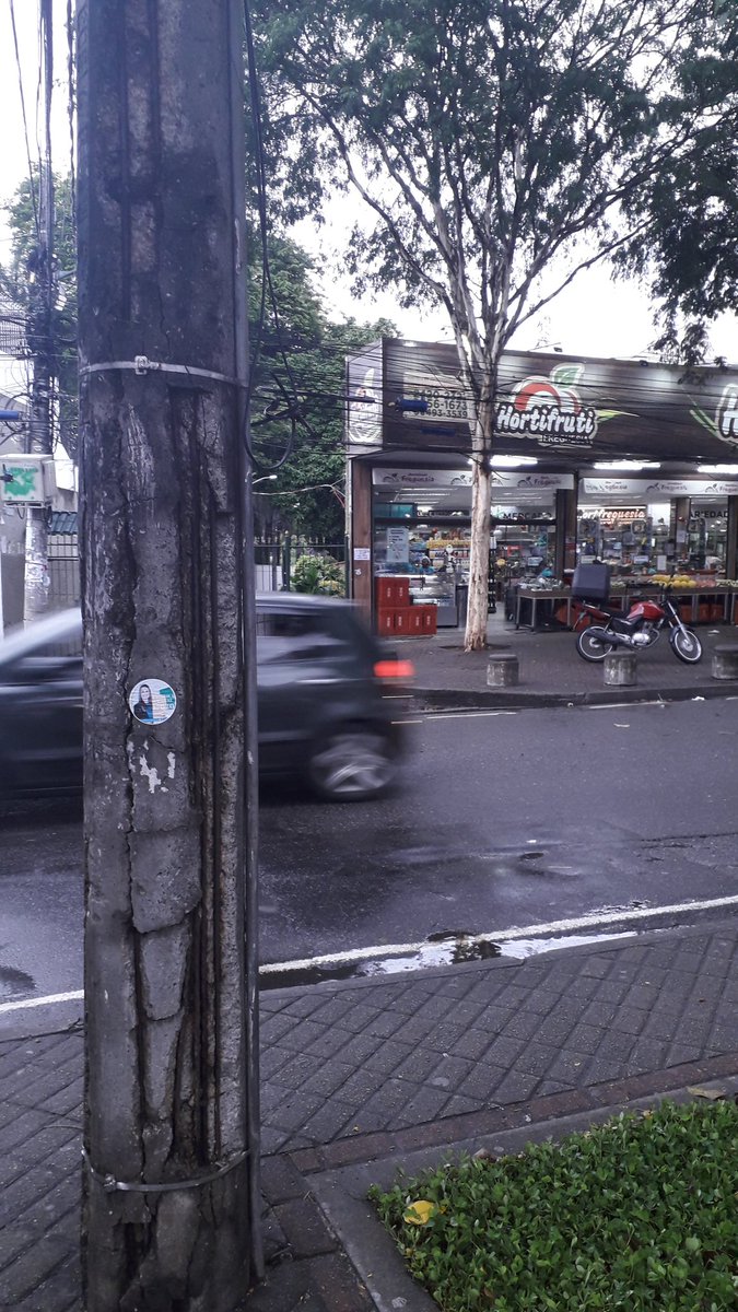 adebailson's tweet photo. O poste em questão fica na praça no Largo da Freguesia. Não moro próximo. Endereço e Estrada de Jacarepaguá 7793. O poste fica em frente ao número. Ref. Hortifruti é Bradesco conforme imagens anexa. https://t.co/7Z3X6CSlMm
