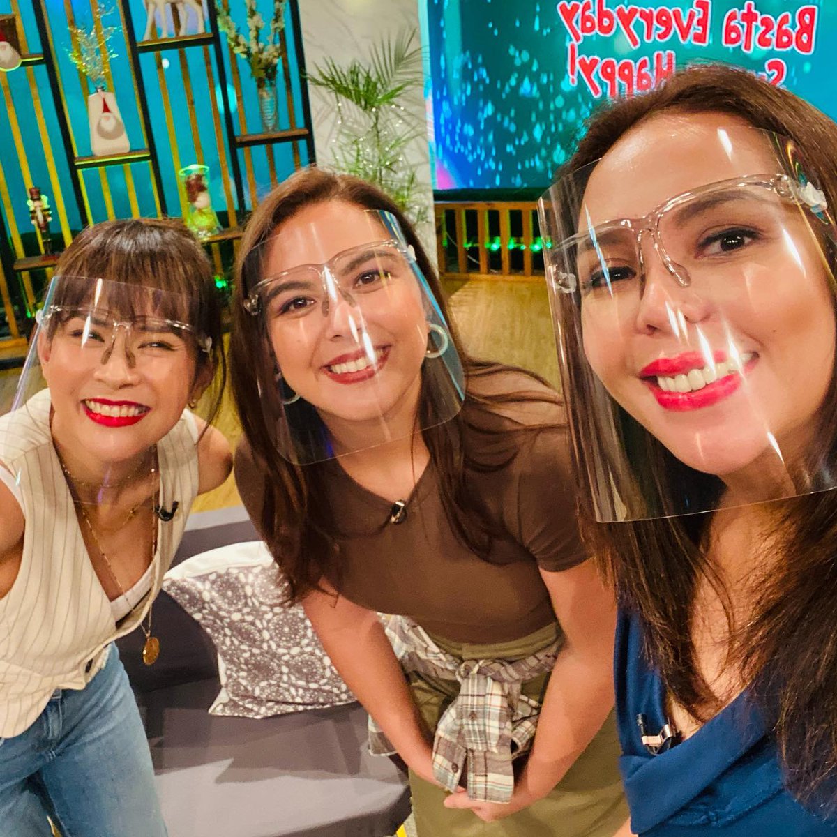 ChikaBeshTV5's tweet photo. Ang PRETTY naman!!! Usapang WAIS ang chikahan natin tomorrow, abangan! 🧡❤️
@AlmaConcepcion @GelliDeBelen @RiaAtayde
-----
Watch #ChikaBESH
MON- FRI
7:30AM • @tv5manila
11AM • @cignal.tv
Connect with us 👇
📳 Link in our bio https://t.co/TaxAcyyPfm
