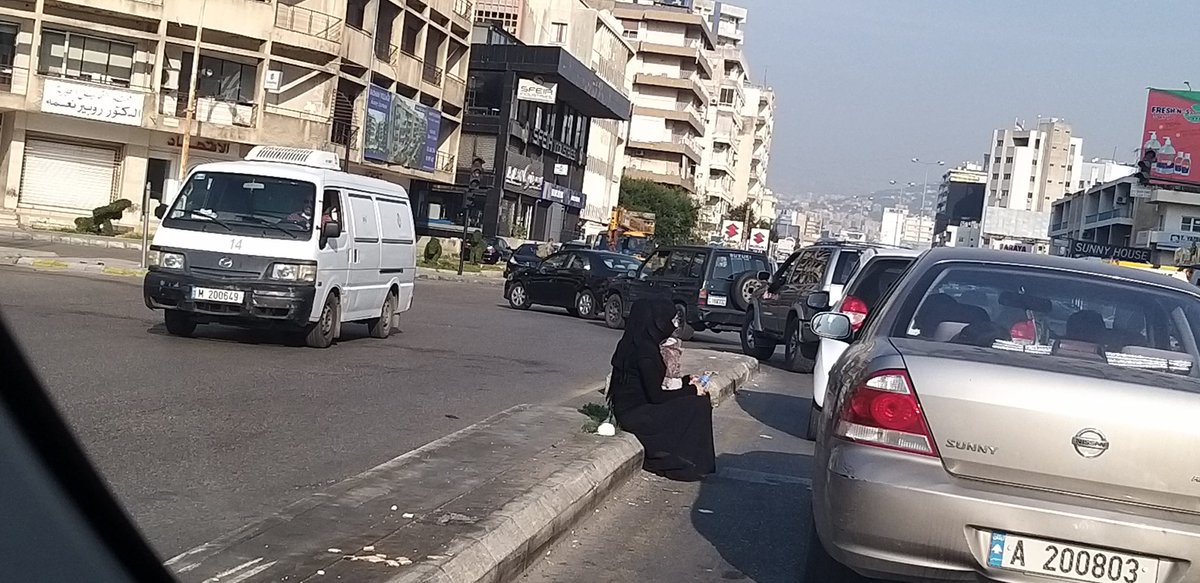 MaryHosry's tweet photo. الدولة تعتمد على وعي المواطن... فلا داعي لا لاشارات سير 🚦ولا شرطي سير👮‍♂️ https://t.co/TMUPbfsSym