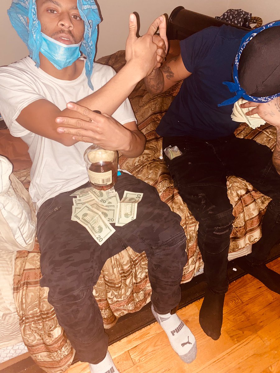 glitch400's tweet photo. They dont wanna see glitchy w glitchy go spin a few bloccs an den hang outta tinted whip🤫💙💯 https://t.co/l2uOsJOS7C