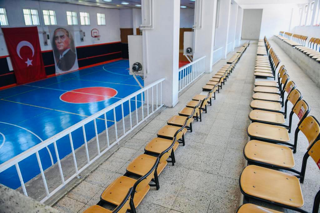 Salgın sona erecek, okullarda sosyal mesafesiz eğitime devam edeceğiz, okullar arası voleybol maçları yapacağız ve okullarımızın aylardır boş kalan spor salonlarında, ilk servis atışını ben yapacağım. Her sandalyede bir öğrenci olacak. Maç bitiminde ıslık çalacağız. Olur mu?