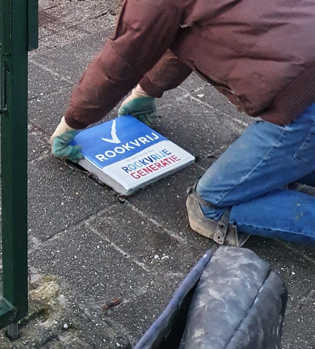2021 is van start! In de vakantie hebben we op elk PCBO-schoolplein de officiële rookvrij bordjes en tegels opgehangen en gelegd. De schoolpleinen waren al rookvrij maar dit maakt het zichtbaar voor iedereen. Op weg naar een rookvrije generatie! #rookvrij #primaironderwijs