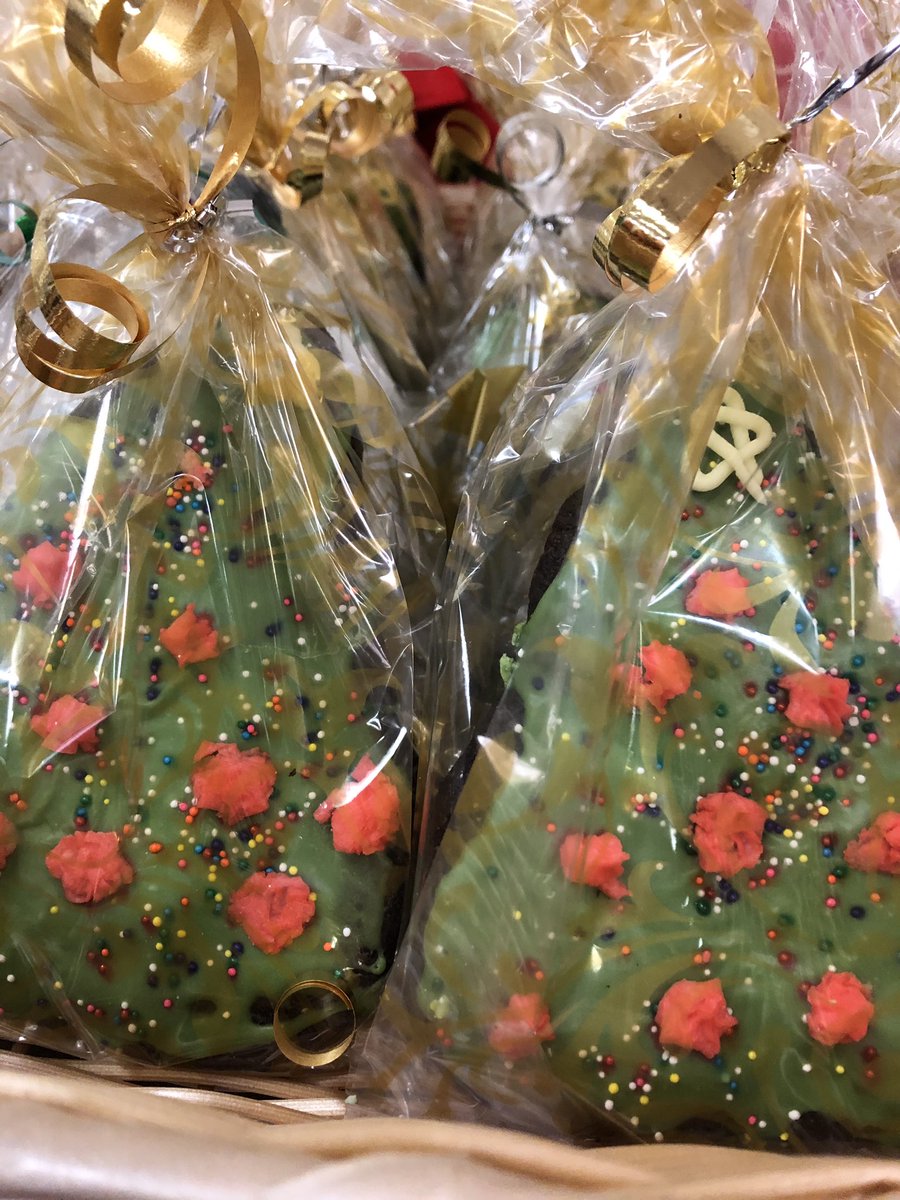 kgalinskytng's tweet photo. Homemade Christmas tree cookies! Enjoyed at the senior tree lighting 🎄 #tngfoodfun #tngfeedskids https://t.co/eofRJTjKTH