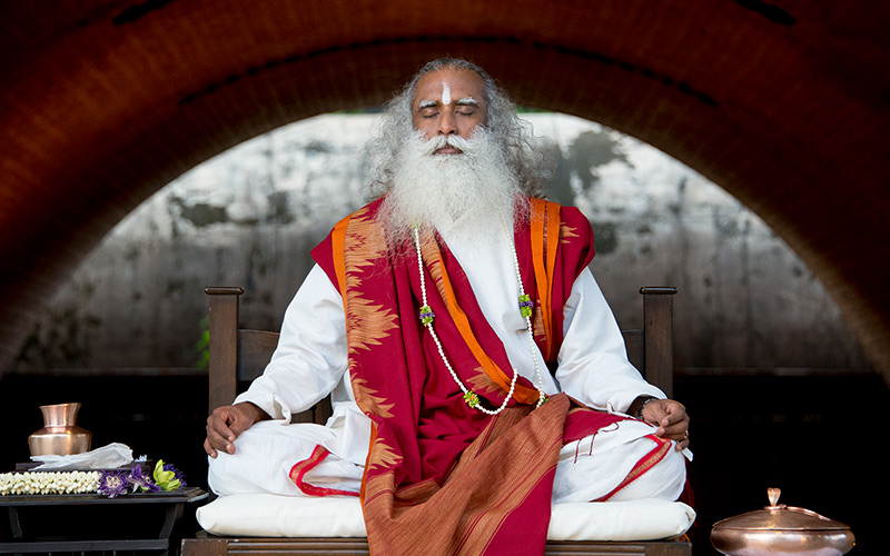 ishafoundation's tweet photo. If you want to enjoy stillness, you must be super alert. Deathlike stillness is of no value. When you become super alert but Still, possibilities open up. #SadhguruQuotes https://t.co/brkA1DTe2O
