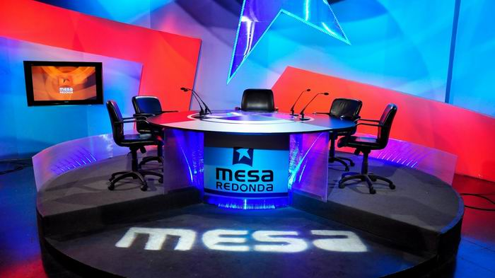 MarinoMurilloJ's tweet photo. Hoy lunes 4 de Enero, @EduardoR_Davila Ministro de Transporte, la Ministra de Comercio Interior @BetsyDazVelzqu2 y la Ministra-Presidenta del Banco Central de Cuba @marta_wilson en #MesaRedonda  para informar el comportamiento de los primeros días de la #TareaOrdemiento. https://t.co/12tutZlBlI