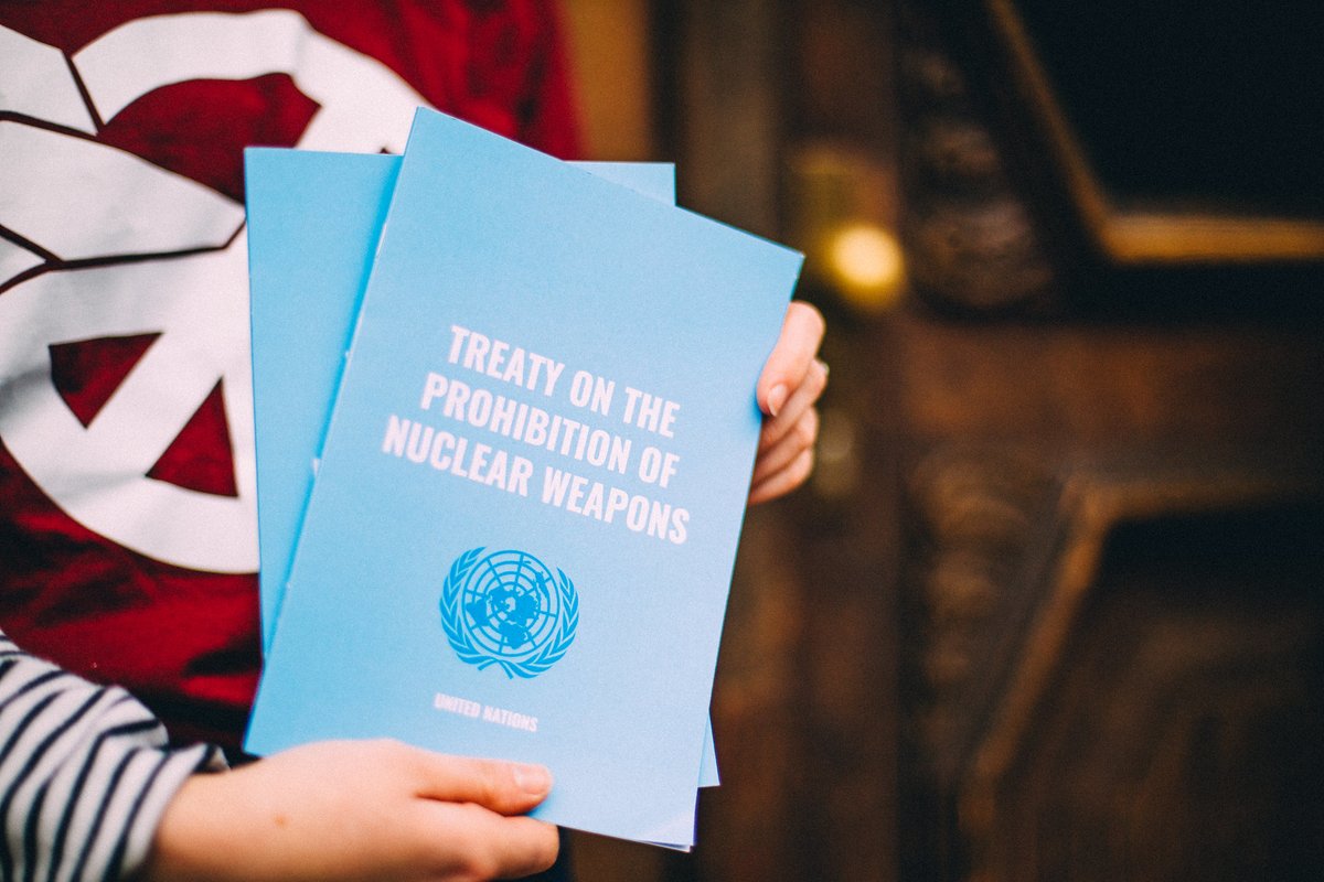 Over 17 dagen wordt het VN-verdrag voor een verbod op kernwapens van kracht. Dat is een historische stap, nadat deze massavernietigingswapens de wereld al 75 jaar in een greep houden.De Nederlandse regering doet alleen nog niet mee.Een draadje  #NoNukes  #NuclearBan