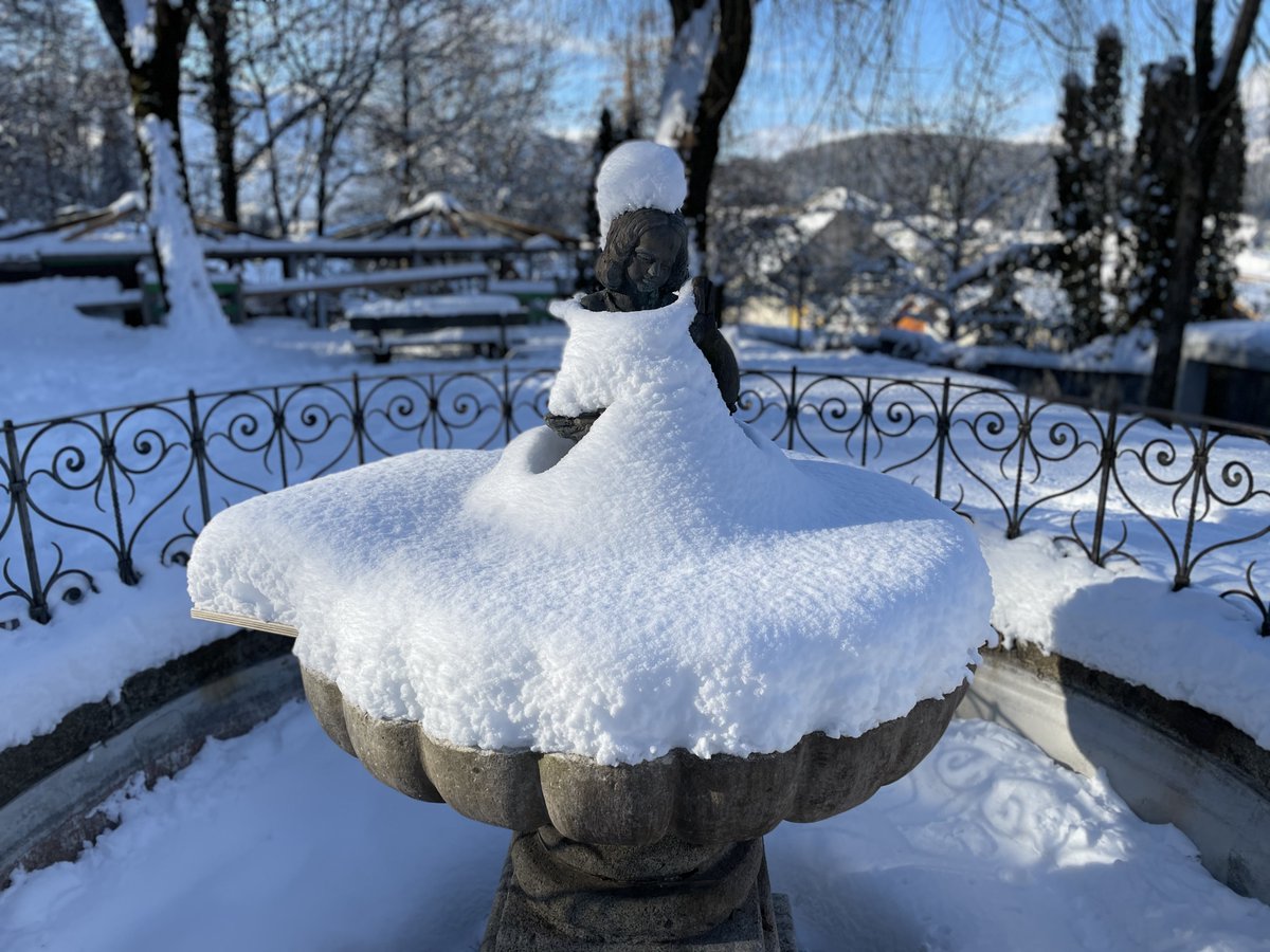 Die Gänseliesl in #Bruneck trägt zur Zeit ein wunderschönes Schneekleid 😍