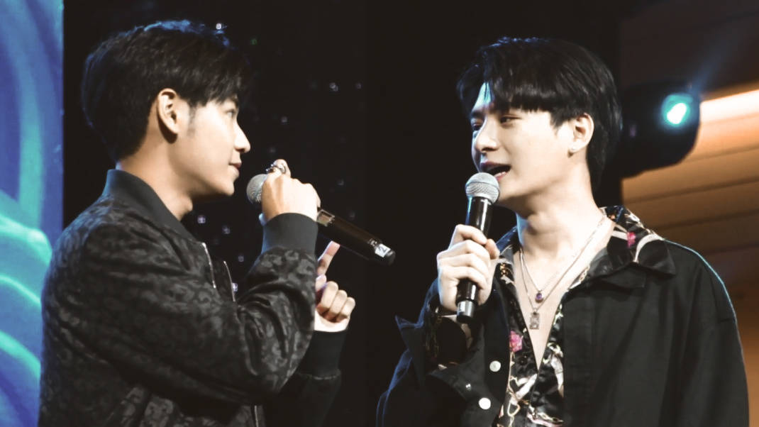 GEARFanSub's tweet image. [CHN/ENG Sub] 20201211 l คริส - สิงโต l Krist &amp;amp; Singto Siam Paragon The Glorious Celebration 15th Anniversary

facebook.com/gearfansub/vid…

#ทีมพีรญา #คริสสิงโต
#KristPerawat #SingtoPrachaya