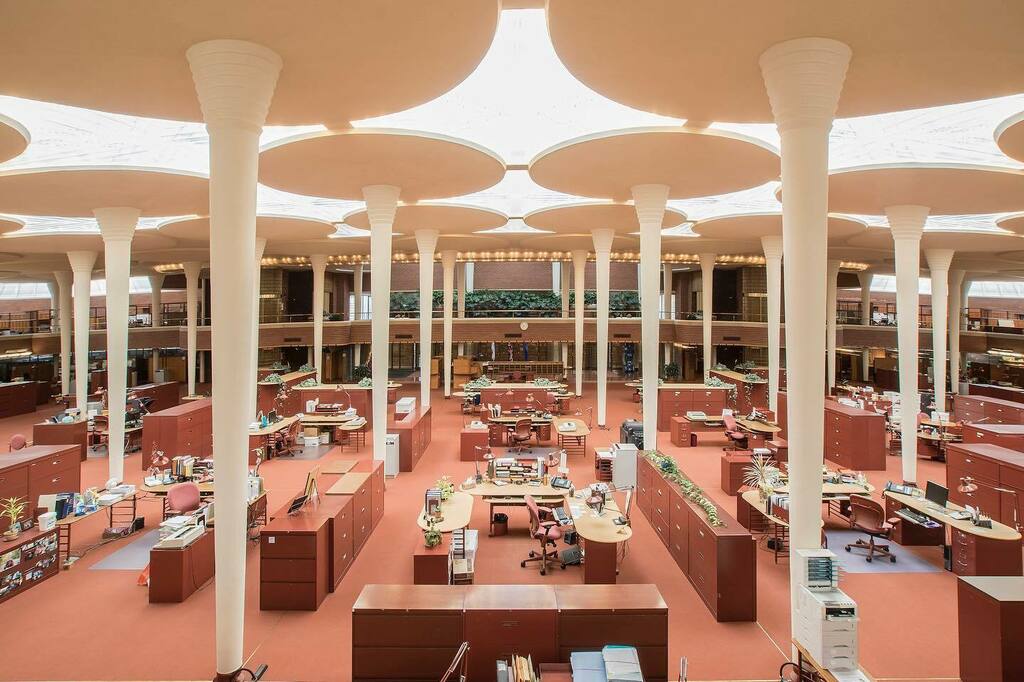 Inspiration|

“...More and more, so it seems to me, light is the beautifier of the building...” Frank Lloyd Wright 

The Wax Johnson Building in Wisconsin (1939) shows Lloyd Wright’s later preoccupation with integrating natural and artificial light withi… instagr.am/p/CJoEeqWBnob/