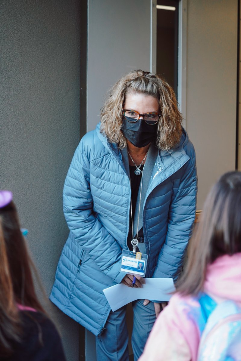 Welcome back, ACS Families! We're excited to kick off the 2nd semester with you. We caught Mrs. Tonya Hawkins this morning greeting students on her first day as Arlington Elementary's new principal! #ACSproud #ArlingtonSchools