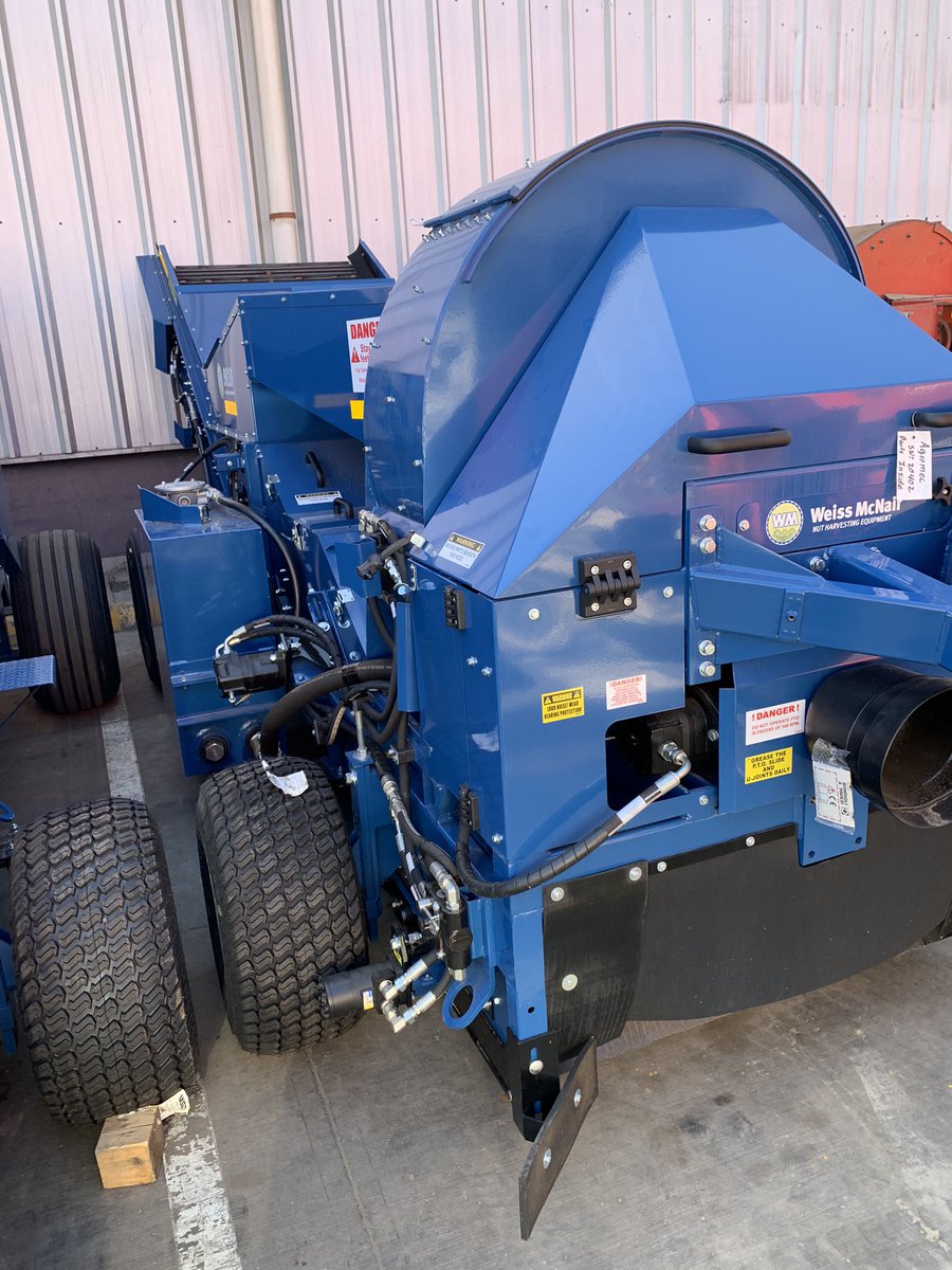 Primeras máquinas de cosecha llegadas a chile para nueces y avellanos europeos marca Weiss McNair