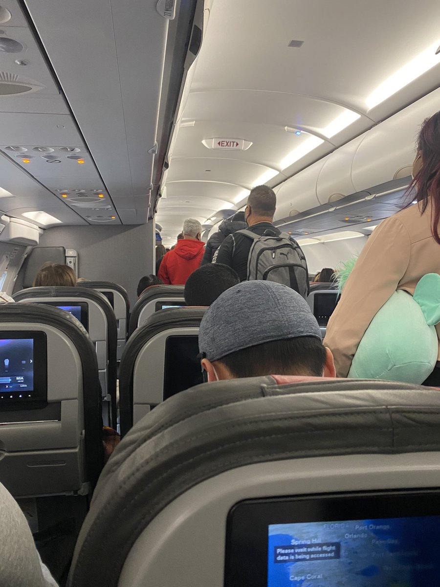 LindsayTia's tweet photo. Apparently @AmericanAir doesn��t believe in social distancing according to the #cdc rules. Most uncomfortable flight I’ve ever been on https://t.co/UWO6KKwfXt