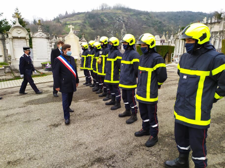 sdis38's tweet photo. ◽️ 4 janvier 1966 - 4 janvier 2021. Il y a 55 ans explosait la raffinerie de Feyzin (Rhône). Cette catastrophe a fait 18 morts, dont 11 sapeurs-pompiers. Parmi eux, le cne J. Conte, le ltn E. Vincent, le sgt L. Stabio et le cpl J. Tournier de Vienne. Cérémonie d’hommage ce matin. https://t.co/FxQt8Zf76r