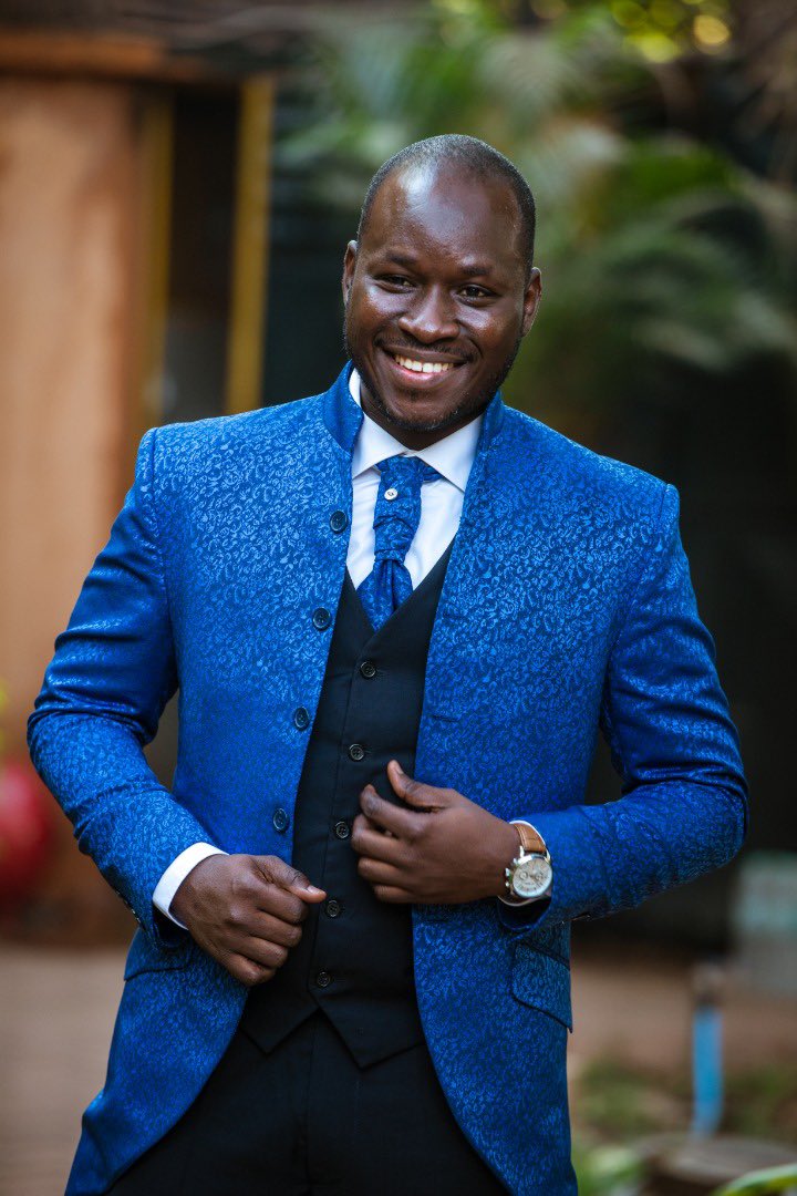 MasterDesiign's tweet image. C&apos;est un malien, il nous a vu sur les rs et nous a contacté depuis le Mali pour son mariage. Voir d&apos;autres nationalités nous faire confiance est un honneur 🥺🙏🏾