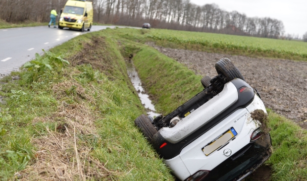 Bestuurster slaat met auto over de kop in Langeweg - ..
