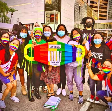 同志：好多Les外傭脫離母國環境束縛來到香港后，在一起了。她們有的在家鄉還有丈夫，但管他的。週一到週六她們都是在一座城市里的異地戀，只有週日才能一起玩。菲律賓的姐姐們可以更大方的牽手走出來，但印尼的姐姐們顧慮更多，還是只能偷偷摸摸的。不管怎樣，可以在香港放飛自我也是件好事。