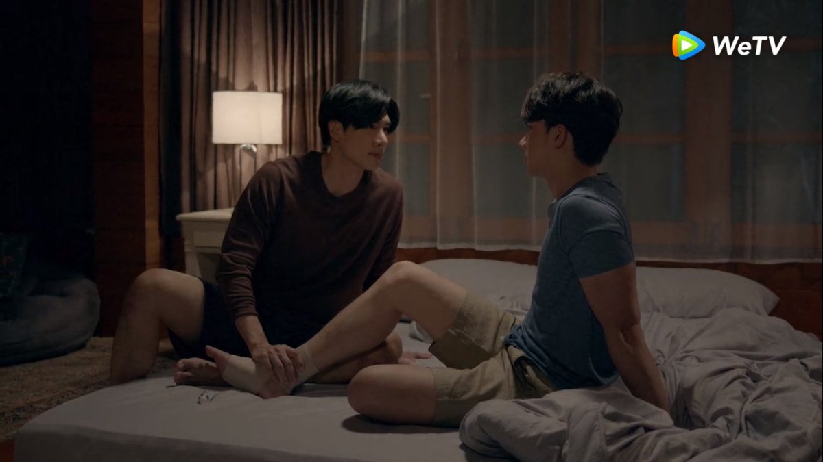cherrymecherryy's tweet photo. I thought he just only hit his pinky toe. Here Tan bandaged his entire foot 😂 Pretty sure he was ready to wrap the whole body. Protect at all costs 😅 #SuperTan
#พฤติการณ์ที่ตายEP6 
#พฤติการณ์ที่ตายEP7 https://t.co/Nu6Cy8sfR7