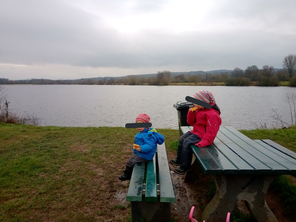 Mupfmama's tweet photo. #Schmausepause am See. So geht's eigentlich. https://t.co/a6lGxLSXRE