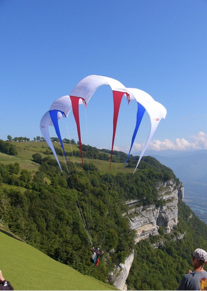 3/4. Many credit Barish’s test flight down a hill in NY state in 1965 as the 1st instance of slope soaring, which later became the sport of paragliding. More details in this  @ushpafreeflight interview.  #paragliding  #paragliders  #parachute https://www.ushpa.org/page/david-barish-the-probable-inventor-of-the-paraglider.aspx