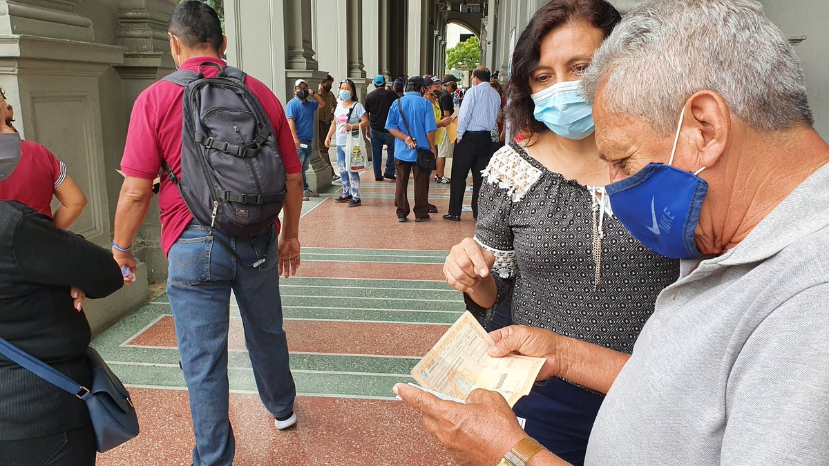 a_villon's tweet photo. Adultos mayores se muestran sorprendidos por cierre de ventanillas para pago de prediales en Municipio #Guayaquil. La entidad había anunciado esa decisión para no propiciar aglomeraciones, debido al #COVID19. Personal direccionó a ciudadanos a los bancos. @eluniversocom https://t.co/hBZJNS9pNz